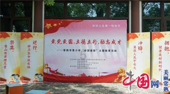 门口道路比小区地面高出43厘米!记者亲见祖孙三代“跨栏”上人行道